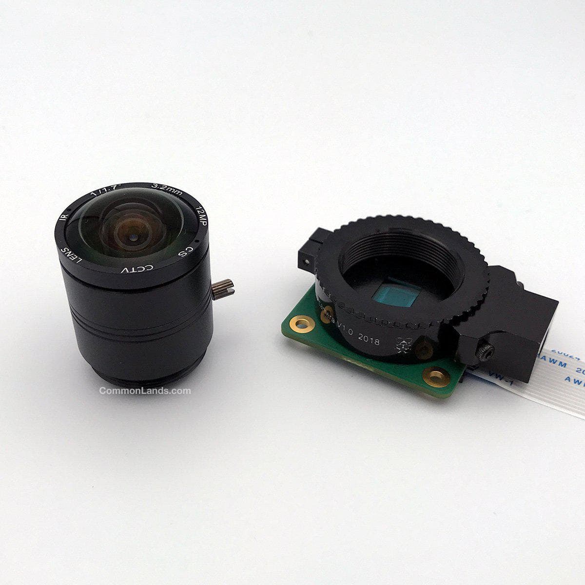 Raspberry Pi HQ Cameraの隣にCommonLands CIL03.2-F1.8-CSNOIR 3.2mm EFLレンズが写っています。